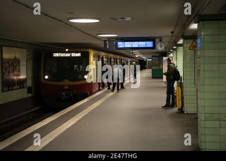 Berlin, Allemagne. 22 janvier 2021. Les voyageurs avec protection de la bouche et du nez embarqueront un S-Bahn tôt le matin. Credit: Paul Zinken/dpa-Zentralbild/dpa - ATTENTION: Utiliser seulement en format complet/dpa/Alamy Live News Banque D'Images