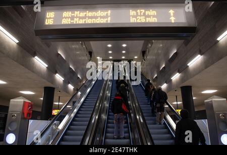 Berlin, Allemagne. 22 janvier 2021. Les passagers quittent la station de métro tôt le matin. Credit: Paul Zinken/dpa-Zentralbild/dpa/Alay Live News Banque D'Images