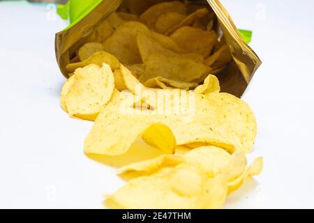 Les chips de pomme de terre est une collation dans un sac prêt à manger et Aliments gras ou nourriture de mauvaise qualité. Chips de pommes de terre dans un sac prêt-à-manger Banque D'Images