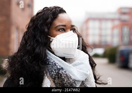 Femme afro-américaine portant un masque médical N95 Banque D'Images