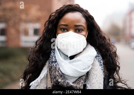 Femme afro-américaine portant un masque médical N95 Banque D'Images