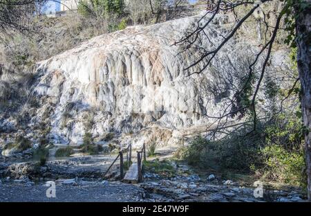 Une masse de calcaire due aux eaux thermales à Bagni San Filippo (Sienne) Banque D'Images