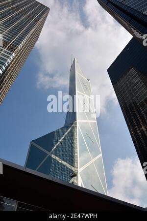 L'emblématique tour de la Banque de Chine entourée des grands bâtiments de Hong Kong. Banque D'Images