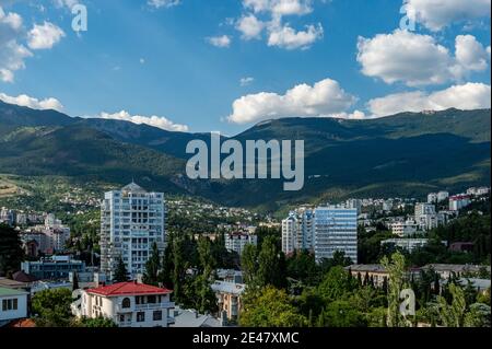 5 juillet 2019. Vue sur la ville de Yalta, les montagnes et la mer depuis une altitude. Banque D'Images