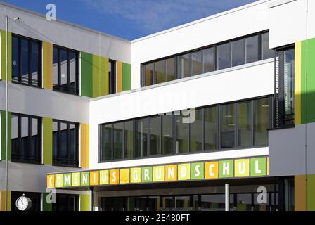 Oranienburg, Allemagne. 21 janvier 2021. L'entrée de l'école Comenius. Il y a cinq ans, l'école primaire intégrative avec des groupes de soutien linguistique a déménagé à Oranienburg-Süd dans un nouveau bâtiment. (À ''nous nous améliorer chaque jour' - crise des maîtres de l'école Oranienburg') Credit: Soeren Stache/dpa-Zentralbild/dpa/Alay Live News Banque D'Images