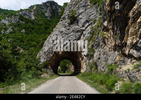 Belle photo d'une route à travers une falaise voûtée Banque D'Images