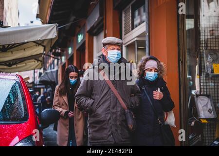vieux couple homme vieux femme marcher rues italiennes masques visage Pendant la pandémie Covid-19 à Bologne Banque D'Images