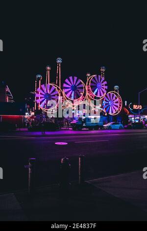 BROOKLYN, NY, ÉTATS-UNIS - 19 mars 2020 : feux de nuit au Luna Park de Coney Island Banque D'Images