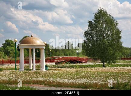 Remblai de la rivière Mukhavets à Kobryn. Région de Brest. Bélarus Banque D'Images