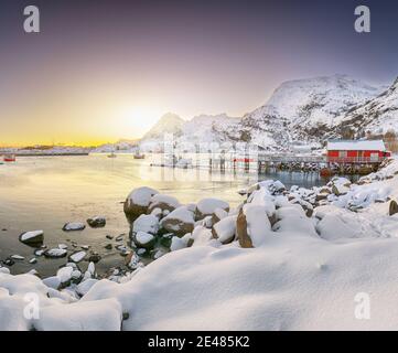 Magnifique paysage d'hiver du village de Moskenes avec ferryport . Destination de voyage populaire sur Lofotens. Lieu: Sorvagen, Moskenes, Lofoten; Norvège, Banque D'Images