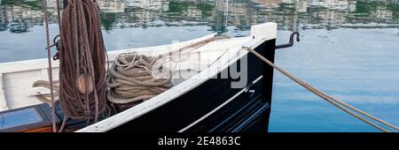 Vue panoramique de l'arc du petit bateau de pêche ouvert avec corde d'amarrage spiralée Banque D'Images