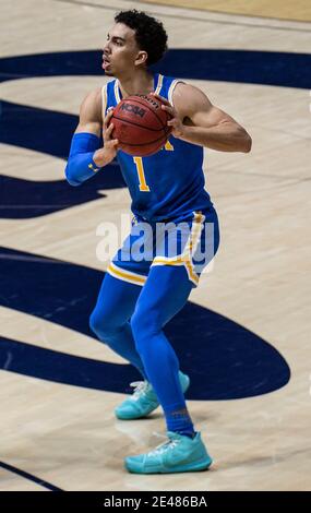 Hass Pavilion Berkeley Calif, États-Unis. 21 janvier 2021. CA U.S.A. le garde des Bruins de l'UCLA Jules Bernard (1) regarde passer le ballon pendant le match de basket-ball des hommes de la NCAA entre les Bruins de l'UCLA et la victoire des Golden Bears de Californie 61-57 au Hass Pavilion Berkeley Californie Thurman James/CSM/Alay Live News Banque D'Images