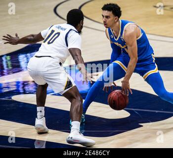 Janvier 21 2021 Berkeley, CA États-Unis UCLA Bruins garde Jules Bernard (1) apporte le ballon sur le terrain pendant le NCAA Homme's Basketball jeu entre UCLA Bruins et la Californie Golden Bears 61-57 gagner au Hass Pavilion Berkeley Calif. Thurman James / CSM Banque D'Images