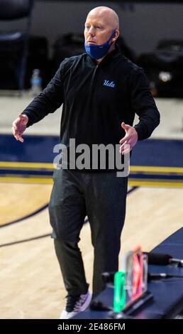 Hass Pavilion Berkeley Calif, États-Unis. 21 janvier 2021. CA U.S.A. l'entraîneur-chef de UCLA Bruins Mick Cronin regarde l'infraction de Bruins pendant le match de basket-ball des hommes NCAA entre UCLA Bruins et la victoire des Golden Bears de Californie 61-57 au Hass Pavilion Berkeley Calif. Thurman James/CSM/Alamy Live News Banque D'Images