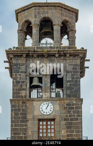 Clocher avec grande horloge sur le mur de l'église de l'Immaculée conception, San Cristobal de la Laguna, Tenerife, Espagne. -Espagnol: Parroquia Matriz Banque D'Images