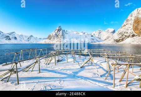 Superbe vue d'hiver sur le village de Hamnoy et le pic d'Olstiden en arrière-plan. Beaucoup de portoirs de séchage vides. Lieu: Hamnoy, Moskenesoya , Lofoten; Norwa Banque D'Images