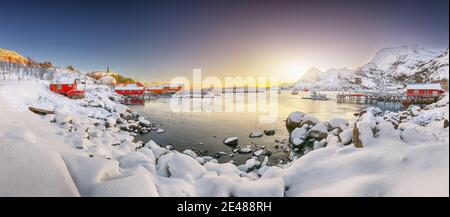 Magnifique paysage d'hiver du village de Moskenes avec ferryport et la célèbre église paroissiale de Moskenes. Destination de voyage populaire sur Lofotens. Lieu: Sorva Banque D'Images