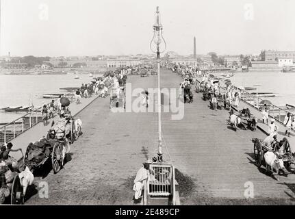 Photographie vintage du XIXe siècle : pont de Hooghly River, Calcutta, Kolkata, Inde. Banque D'Images