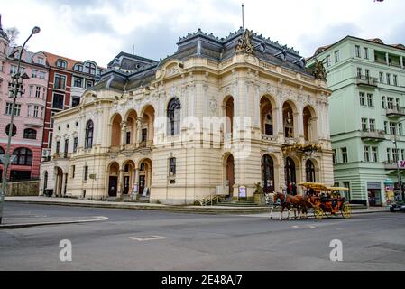 8 avril 2017 : Karlovy Vary, République tchèque. Théâtre de ville Banque D'Images