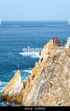 Plongeur de falaise, clavadista, plongée au large des falaises de la Quebrada, Acapulco, Guerrero State, Mexique - 11 janvier 2011 Banque D'Images