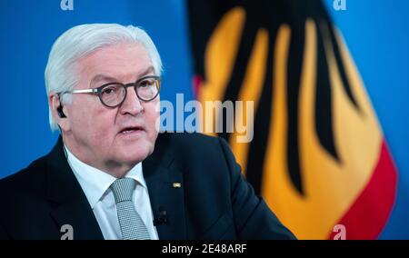 22 janvier 2021, Berlin: Dans sa deuxième "situation des citoyens" du Palais Bellevue, le Président fédéral Frank-Walter Steinmeier va une fois de plus échanger des vues par flux vidéo en direct avec les sept citoyens avec lesquels il a parlé pour la première fois en décembre 2020 au sujet de leur situation pendant la pandémie. Avec la "situation des citoyens", le Président fédéral veut entendre directement où ses interlocuteurs voient les défis et les problèmes de ce temps et connaître leurs vues sur les développements futurs dans le pays. En outre, il veut savoir quelles expériences les participants ont dans la vie quotidienne de Corona et W Banque D'Images