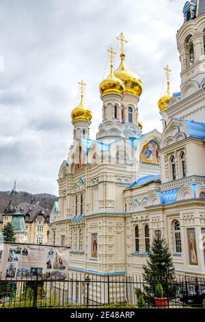 8 avril 2017 : Karlovy Vary, République tchèque. Église orthodoxe avec ciel nuageux. Banque D'Images