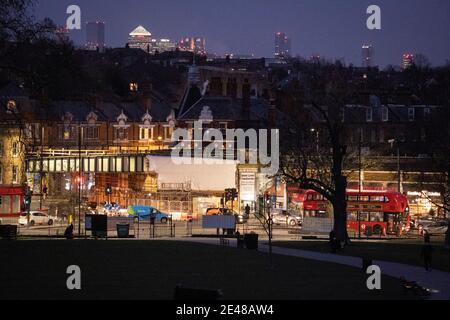 L'heure de pointe du soir augmente la quantité de circulation passant par le carrefour à Herne Hill, SE24, dans le sud de Londres, le 21 janvier 2021, à Londres, en Angleterre. Herne Hill est situé entre Brixton, Dulwich Village et Camberwell et se trouve au-dessus des communes de Londres de Lambeth et Southwark avec une communauté d'environ 15,000. Banque D'Images