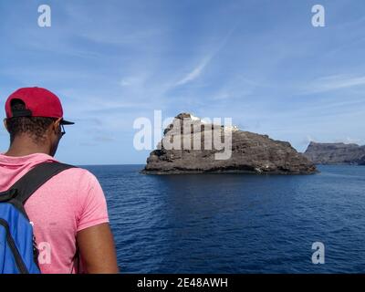 Un homme en bateau, Cap-Vert, île de Sao Vicente, ville de Mindelo. Banque D'Images
