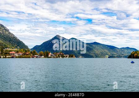 Vue idyllique sur le lac Walchen, close avec montagnes des Alpes. Bayern (Bavière). Allemagne, frontière avec l'Autriche, le Tyrol , à l'automne. Ciel bleu, nuages Banque D'Images