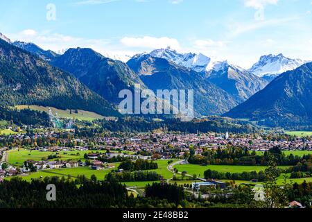 Vue panoramique sur Obersdorf à Allgau, Bavière, Bayern, Allemagne. Alpes montagnes dans le Tyrol, Autriche Banque D'Images