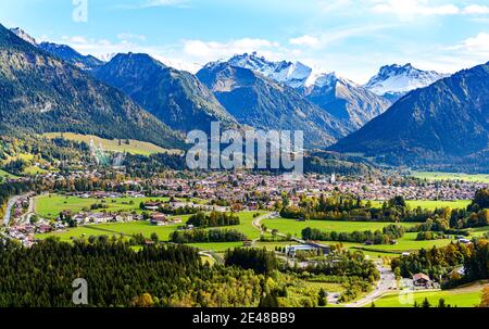 Vue panoramique sur Obersdorf à Allgau. Nebelhorn mouintain, Bavière, Bayern, Allemagne. Big (Großer) Klottenkopf, montagnes des alpes au Tyrol, Autriche Banque D'Images