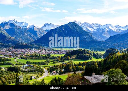 Vue panoramique sur Obersdorf à Allgau, Bavière, Bayern, Allemagne. Alpes montagnes dans le Tyrol, Autriche Banque D'Images