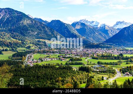 Vue panoramique sur Obersdorf à Allgau, Bavière, Bayern, Allemagne. Alpes montagnes dans le Tyrol, Autriche Banque D'Images