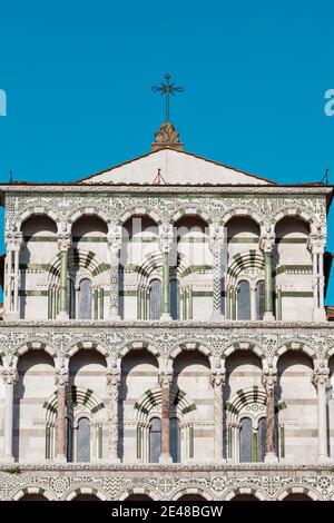 Façade extérieure détail de la cathédrale Duomo di San Martino à Lucca, Toscane, Italie. Banque D'Images