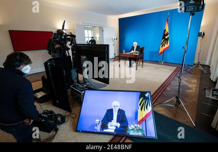 22 janvier 2021, Berlin: Dans sa deuxième "situation des citoyens" du Palais Bellevue, le Président fédéral Frank-Walter Steinmeier va une fois de plus échanger des vues par flux vidéo en direct avec les sept citoyens avec lesquels il a parlé pour la première fois en décembre 2020 au sujet de leur situation pendant la pandémie. Avec la "situation des citoyens", le Président fédéral veut entendre directement où ses interlocuteurs voient les défis et les problèmes de ce temps et connaître leurs vues sur les développements futurs dans le pays. En outre, il veut savoir quelles expériences les participants ont dans la vie quotidienne de Corona et W Banque D'Images