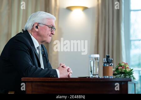 22 janvier 2021, Berlin: Dans sa deuxième "situation des citoyens" du Palais Bellevue, le Président fédéral Frank-Walter Steinmeier va une fois de plus échanger des vues par flux vidéo en direct avec les sept citoyens avec lesquels il a parlé pour la première fois en décembre 2020 au sujet de leur situation pendant la pandémie. Avec la "situation des citoyens", le Président fédéral veut entendre directement où ses interlocuteurs voient les défis et les problèmes de ce temps et connaître leurs vues sur les développements futurs dans le pays. En outre, il veut savoir quelles expériences les participants ont dans la vie quotidienne de Corona et W Banque D'Images