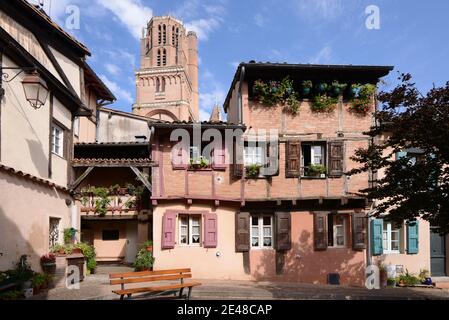 Beffroi de la cathédrale Saint Cecilia, maisons de ville anciennes et place dans La vieille ville ou quartier historique d'Albi Tarn France Banque D'Images