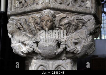 Détail d'anges sculptés sur la police du XVe siècle à l'église Saint-Jean-Baptiste, Axbridge, Somerset Banque D'Images