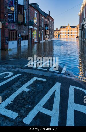 York, Angleterre, 22 janvier 2021, l'Ouse de la rivière envahissent les entreprises riveraines, causant des perturbations et des blocages de routes à la suite de fortes pluies et de tempêtes. Crédit : John Potter/Alamy Live News Banque D'Images