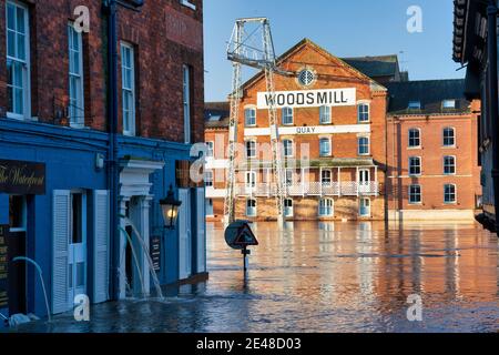 York, Angleterre, 22 janvier 2021, l'Ouse de la rivière envahissent les entreprises riveraines, causant des perturbations et des blocages de routes à la suite de fortes pluies et de tempêtes. Crédit : John Potter/Alamy Live News Banque D'Images