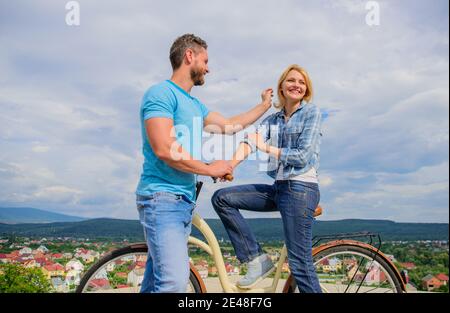 Comment satisfaire les filles alors qu'à vélo. Homme avec barbe et dame blonde timide sur la première date. Couple tout juste de faire connaissance. Femme se sent timide en société avec macho attrayant. Ramasser des fille. Banque D'Images
