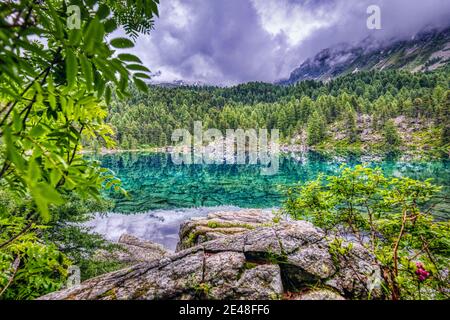 Belles réflexions dans les alpes suisses lac Lago di Saoseo, HDR Banque D'Images