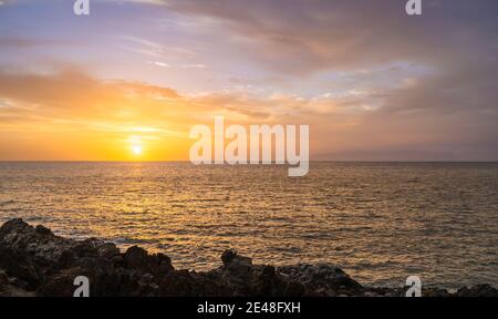 Un coucher de soleil d'hiver sur l'océan Atlantique de Palm Mar, Tenerife, îles Canaries Banque D'Images