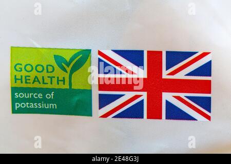 Bonne source de santé du symbole de potassium et Union Jack on paquet de pommes de terre Waitrose British Maris Piper Banque D'Images