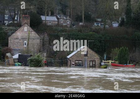 Une maison appartenant à Vic Haddock (à gauche) et à la Boathouse d'où il exploite son entreprise de location de canoës (à droite) sont entourées par les eaux de crue de la rivière Severn à Ironbridge, Shropshire, après que Storm Christoph ait causé des inondations à travers le Royaume-Uni. Date de la photo: Vendredi 22 janvier 2021. Banque D'Images