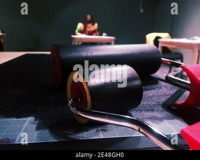 Rouleaux pour la peinture en noir. Outils de peintre. Banque D'Images