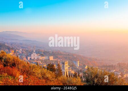 Vue panoramique incroyable sur Assise, province de l'Ombrie et gratte-ciel au coucher du soleil. Belle vue de nuit depuis la colline, vue église Saint François ou Banque D'Images