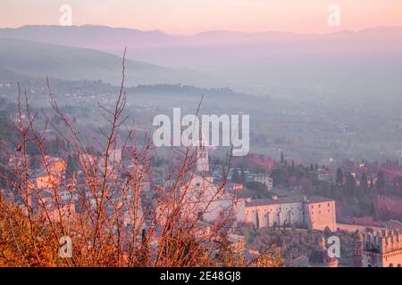 Vue panoramique incroyable sur Assise, province de l'Ombrie et gratte-ciel au coucher du soleil. Belle vue de nuit depuis la colline, vue église Saint François ou Banque D'Images