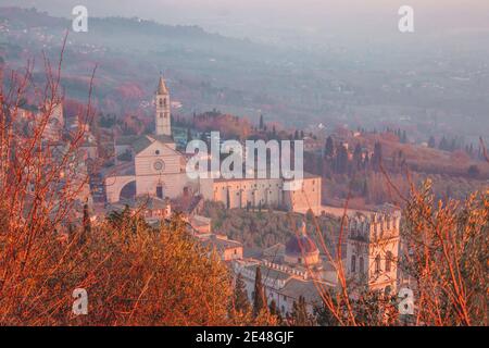 Vue panoramique incroyable sur Assise, province de l'Ombrie et gratte-ciel au coucher du soleil. Belle vue de nuit depuis la colline, vue église Saint François ou Banque D'Images