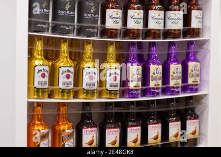 MEXIQUE, MEXIQUE - 19 novembre 2020: Mexico, Mexique; 2020 novembre: Jim Beam, Kentucky Straight Bourbon 'Whiskey bouteilles autour d'autres bonbons bouteilles Candy St Banque D'Images